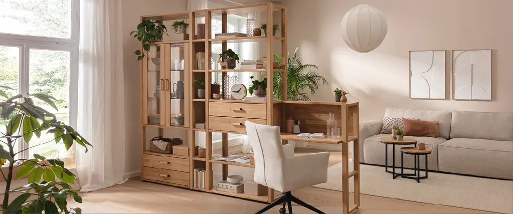 Modernes Homeoffice mit offenem Regal aus Holz, integriertem Schreibtisch und Drehstuhl. Funktionale Wohnlösung für Arbeiten im Wohnzimmer mit Stauraum, Pflanzen und natürlichem Design in hellen Farben.